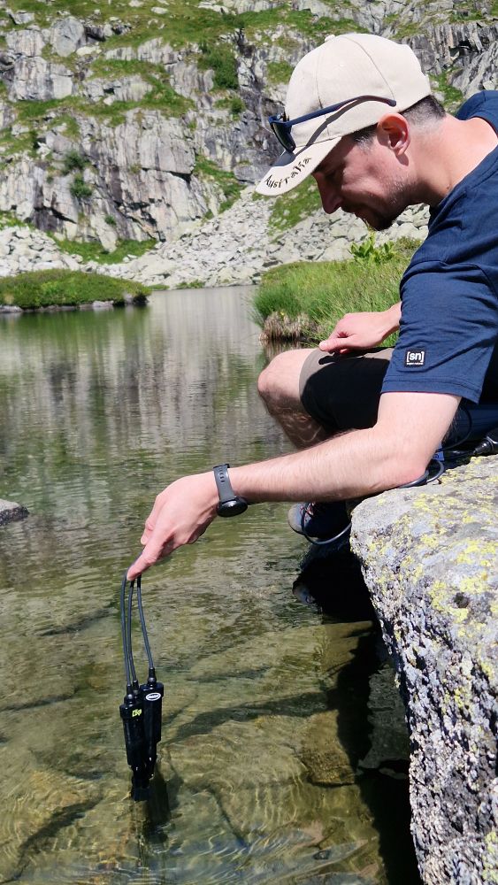 Team member Tomás measuring physical water parameters such as temperature and pH.