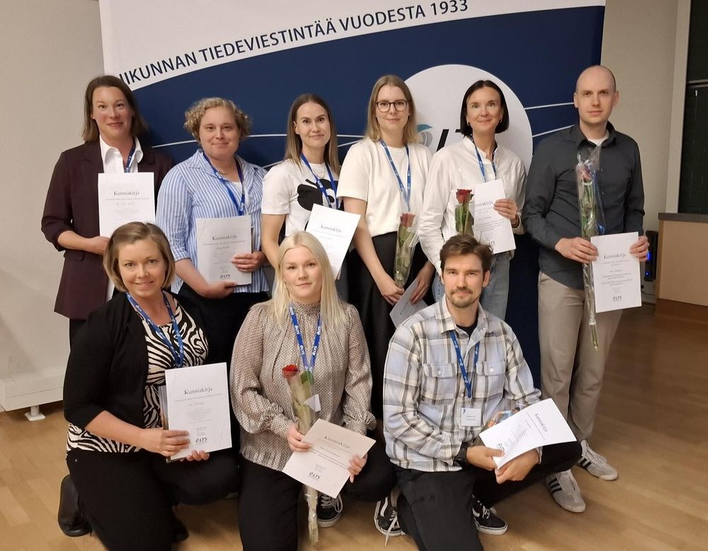 LTS-tiedote:

Neljä uransa alkuvaiheessa olevaa tutkijaa palkittiin Liikuntatieteen päivillä 💐🏵

Stipendit saivat:

👩‍🏫 Veera Puumalainen (kuvassa vas), Liikuntatieteellinen tiedekunta, Jyväskylän yliopisto: Munasarjahormonien puute heikentää mikroRNA:iden liikuntavastetta – vaikutukset energiantuoton säätelyyn

👩‍🏫 Maija Siltala, Liikuntatieteellinen tiedekunta, Jyväskylän yliopisto: Käden tahdonalainen aktivaatio voimistaa liikeaistipalautteen käsittelyä aivokuorella

👩‍🏫 Suvi Lamberg, Active Life Lab, XAMK – Kaakkois-Suomen ammattikorkeakoulu: Satunnaistettu vaihtovuoroinen tutkimus istumisen tauottamisen vaikutuksista tyypin 2 diabeteksessa: muutokset glukoosissa, insuliinissa sekä lihasaktiivisuudessa

🧑‍🏫 Simo Siltanen, Liikuntatieteellinen tiedekunta, Jyväskylän yliopisto: Urheilijalähtöisen valmennuksen tukeminen valmentajakoulutuksessa: Monimenetelmällinen tutkimus ammatillisesta koulutusohjelmasta

Liikuntatieteellinen Seura ja Jyväskylän yliopiston liikuntatieteellinen tiedekunta palkitsi tutkijat 500 euron stipendeillä. 
 
Tutkimuskilpailuun osallistui 22 tutkimusta. Kilpailu oli tarkoitettu perustutkinnon suorittaneille tutkijoille, jotka eivät ole vielä väitelleet. 

Lisäksi parhaista suullisista esityksistä palkittiin:
🔹Tiina Savikangas
🔹Onni Hämäläinen
🔹Ulla-Maija Luoma
🔹Johanna Vesanto
🔹Maria Rantala

Lue lisää https://www.lts.fi/tapahtumat/ltp25/tutkimusesittelyt-ja-kilpailu.html