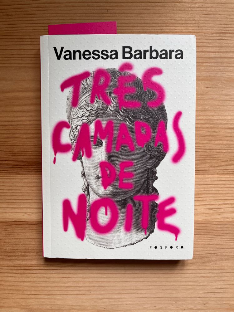 Front cover of Três camadas de noite by Vanessa Barbara 