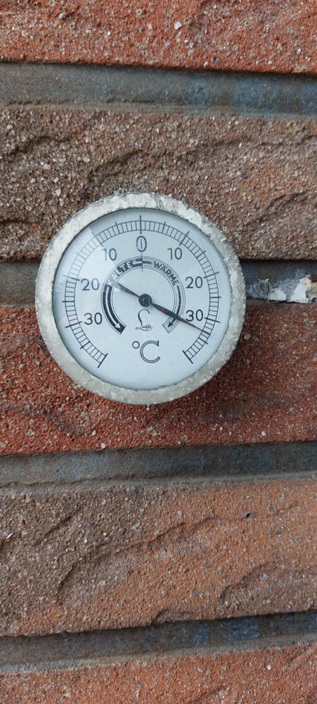 Ein Thermometer zeigt 33°