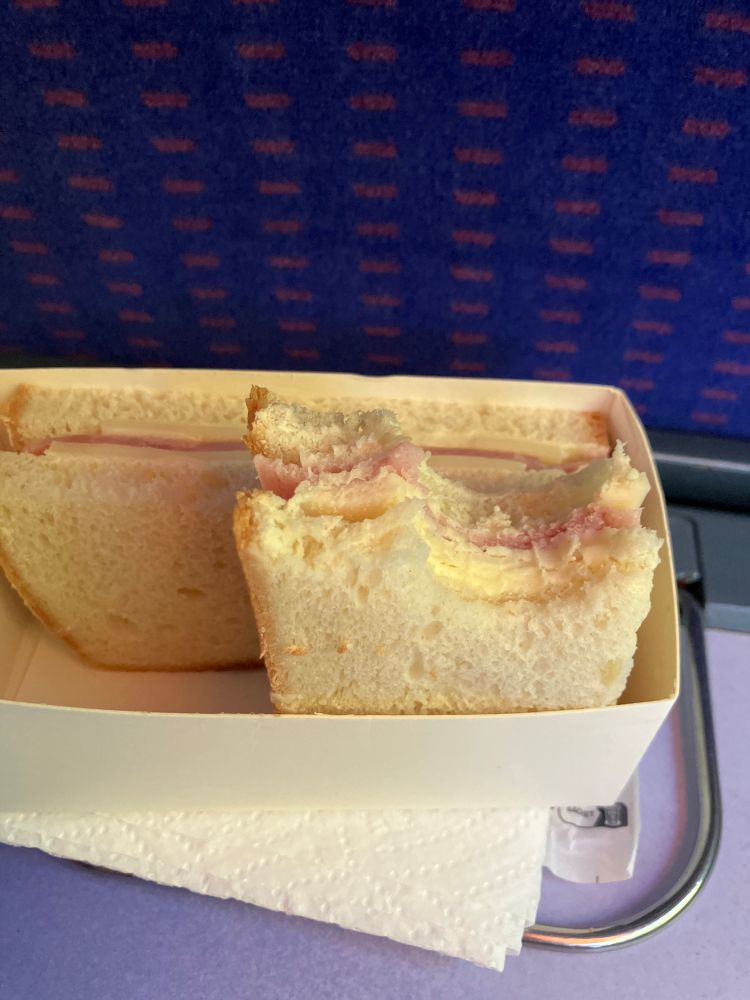 Deux tranches d Elaine d Élie avec du jambon pas bon et du fromage pas bon dans une barquette carton