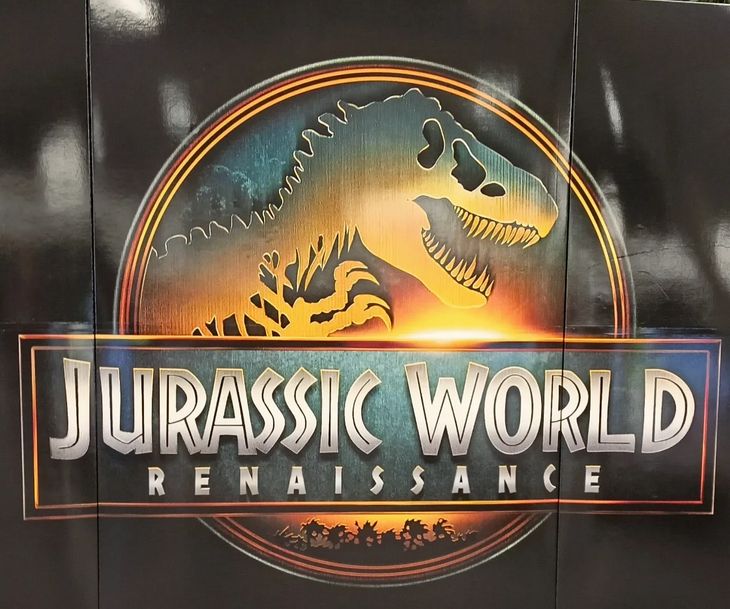 Affiche de "Jurassic World Renaissance" présentant le logo de Jurassic Park dans un dégradé de couleurs metal et orange.