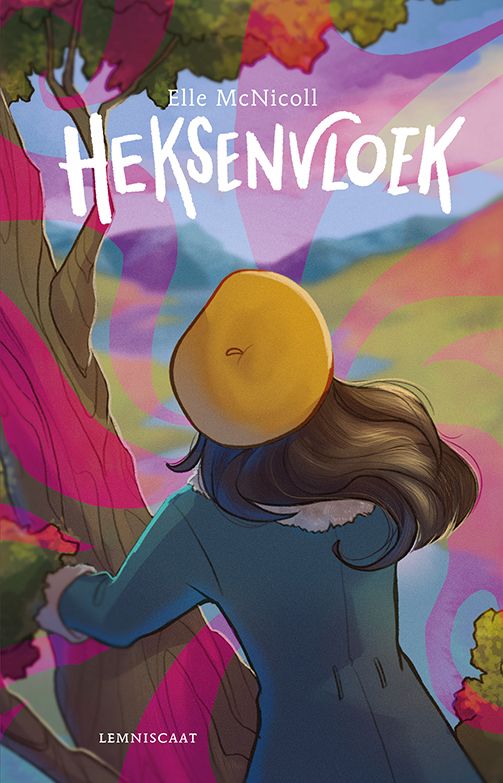 Cover for 'Heksenvloek' by Elle McNicoll, the Dutch translation of 'Like a Curse'. It depicts protagonist Ramya, as seen from the back, climbing a tall tree looking out over the Scottish highlands. She wears a teal coat and a bright yellow beret. Pink tendrils of energy radiate out from her.