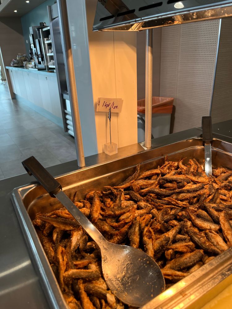 ruokalatarjoiluastia jossa muikkuja, astian yllä kyltti jossa lukee ”1 kpl/1st”