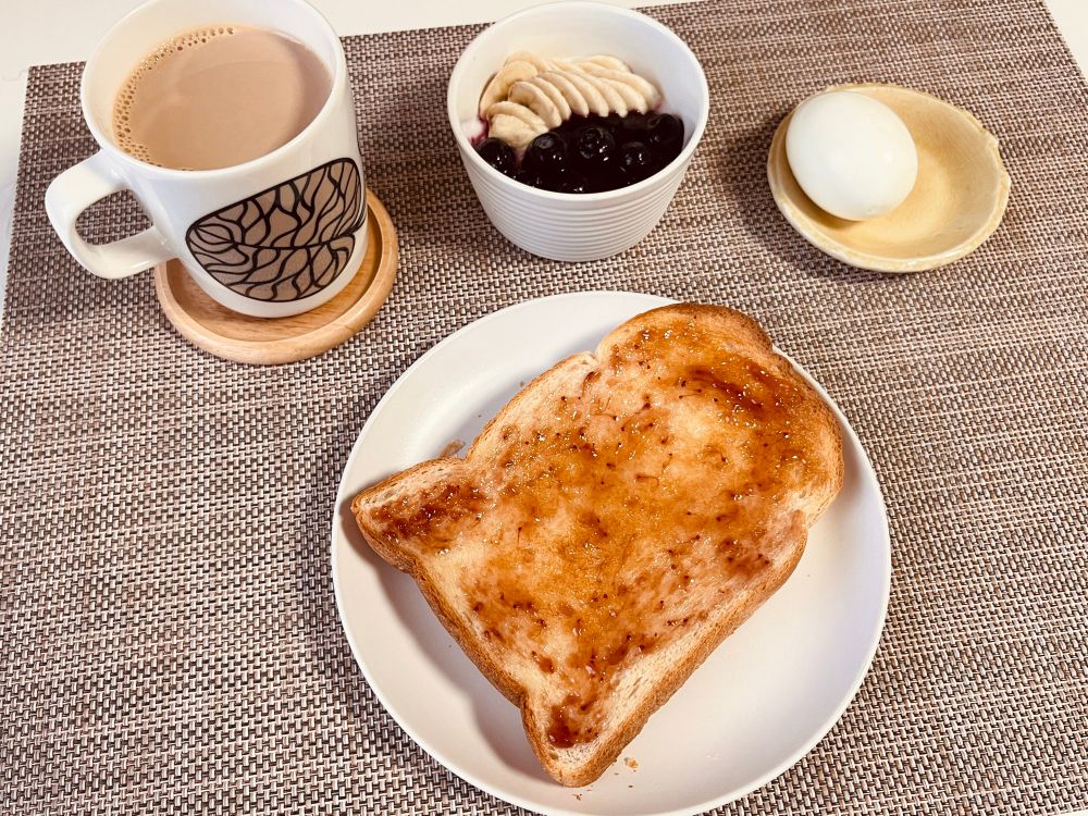 トースト（いちごジャムとバター）/ゆでたまご/フルーツヨーグルト/カフェオレ