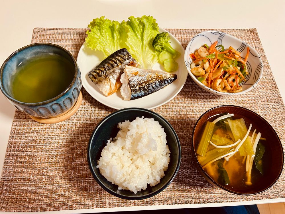 白ごはん/えのきと小松菜の味噌汁/鯖の塩焼きとサラダ/ちくわと野菜の塩炒め/煎茶