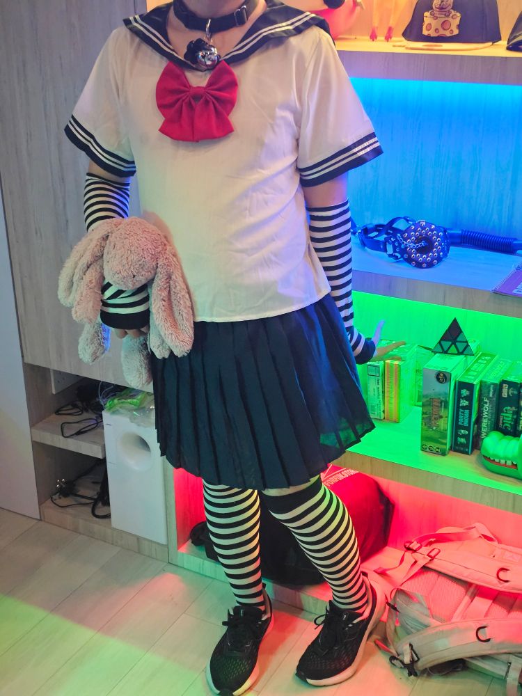 That lioxy maid dressed up as a schoolgirl at a kink bar