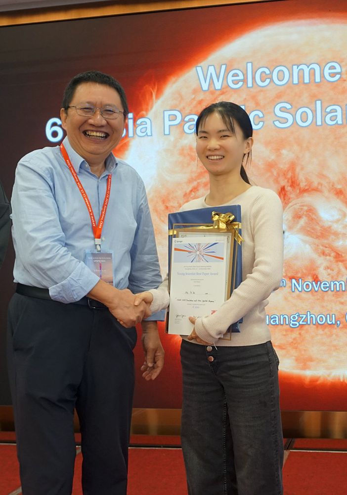 Prof. Dr. Yihua Yan presents award to Yu Xu