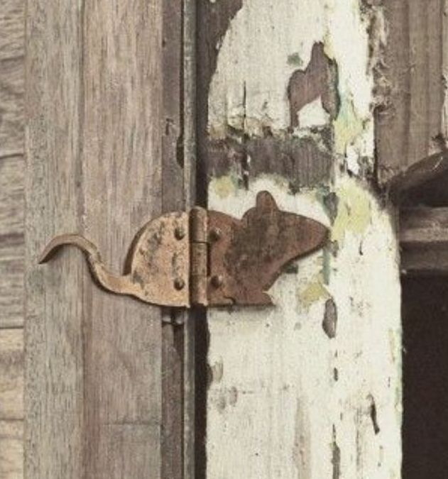 Mouse door hinge 