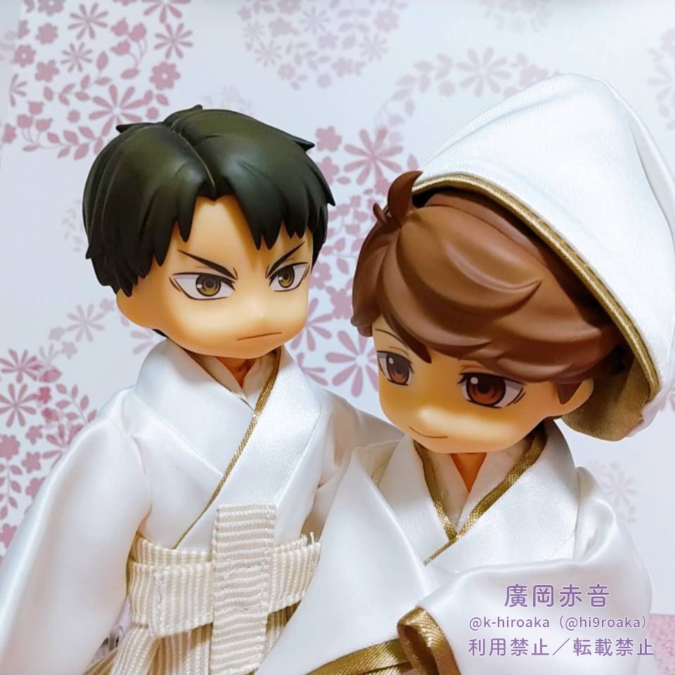 白の着物と白地にベージュの袴姿のどーるうしじまが、瞳を伏せた白無垢姿のどーるおいかわさんに見惚れている写真