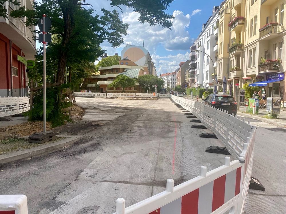 Kreuzung Vorbergstrasse mit Blick auf Kita mit Baustellenzaun