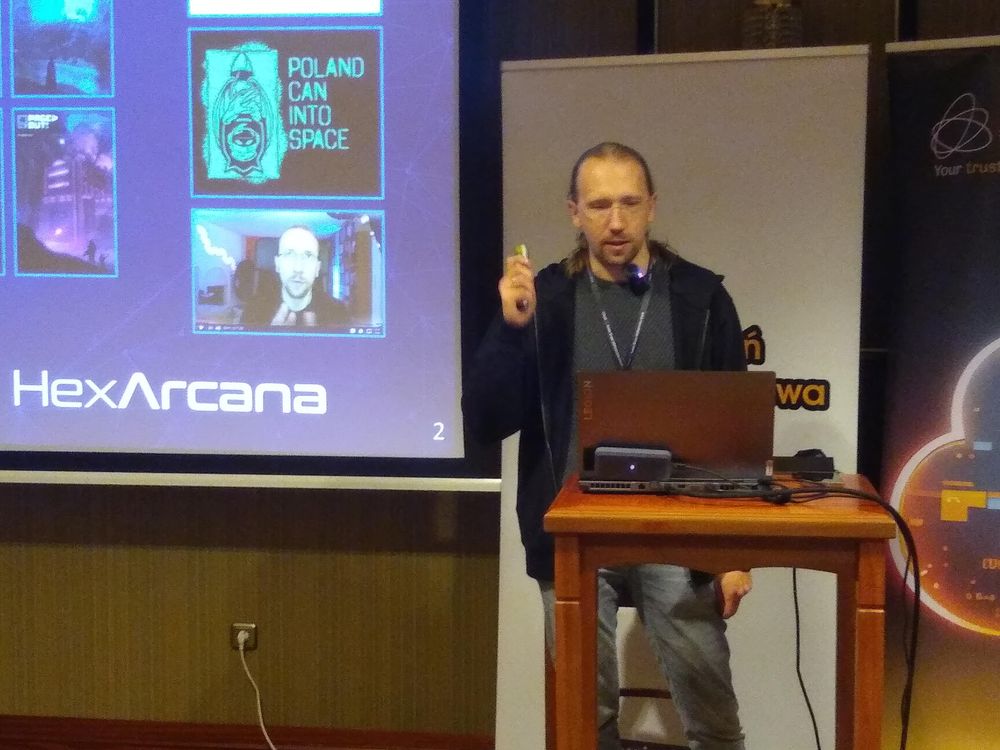 Prelegent Gynvael Coldwind na scenie.