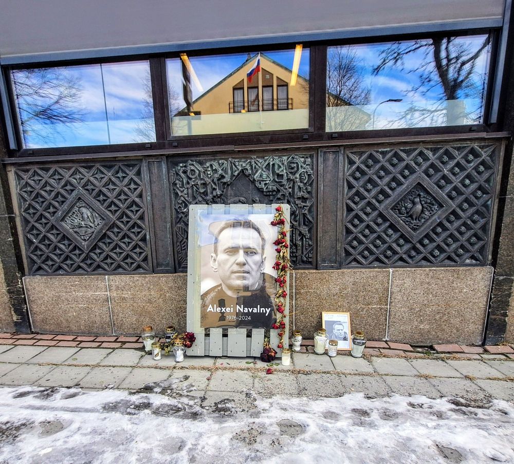 A memorial to Navalny, opposite the Russian Consulate, in Kirkenes 