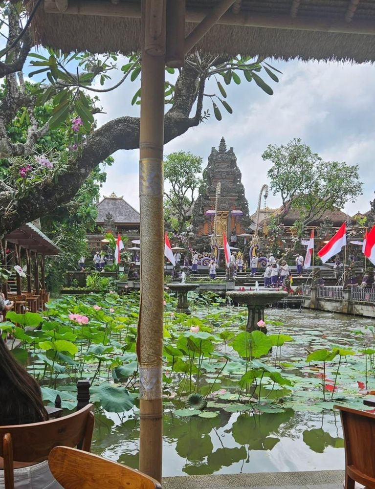Blick aus Café auf Lotusblütenteich. Im Hintergrund Tempel und indonesische Flaggen