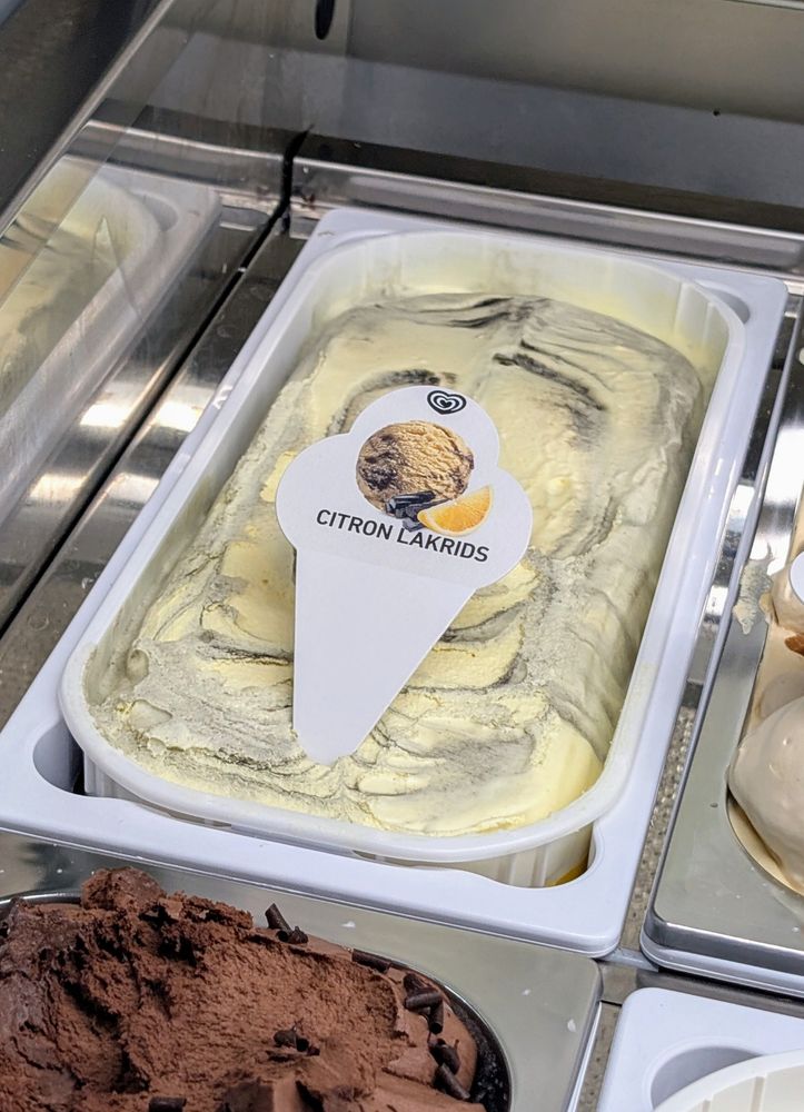 Zitrone Lakritz Eis in einer Eisvitrine