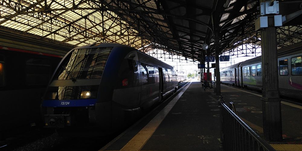 Single carriage train, about to set off to Rodez