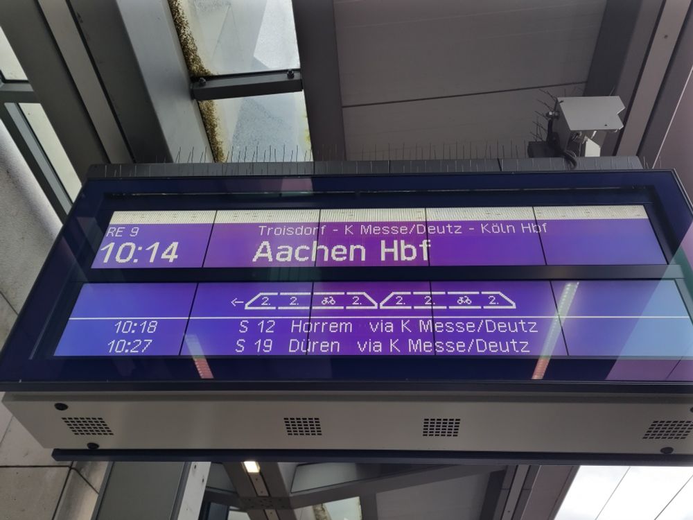 Zugzielanzeiger RE10910 (RE9 nach Aachen).