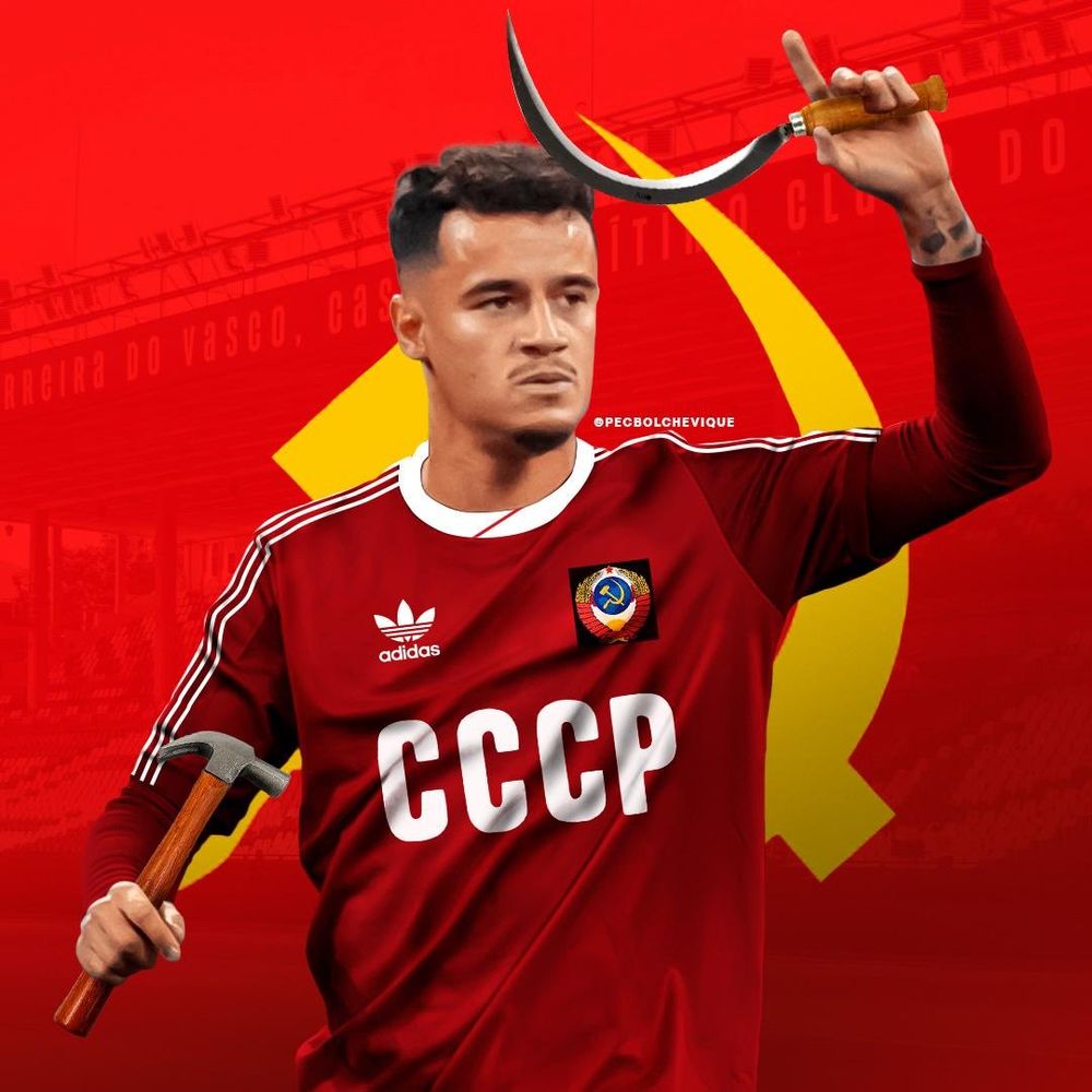 Phillipe Coutinho, homem pardo se cabelos curtos, segura uma foice curta e um martelo enquanto usa uma camisa da URSS. a imagem é uma montagem com o melhor jogador brasileiro dos últimos 15 anos. 