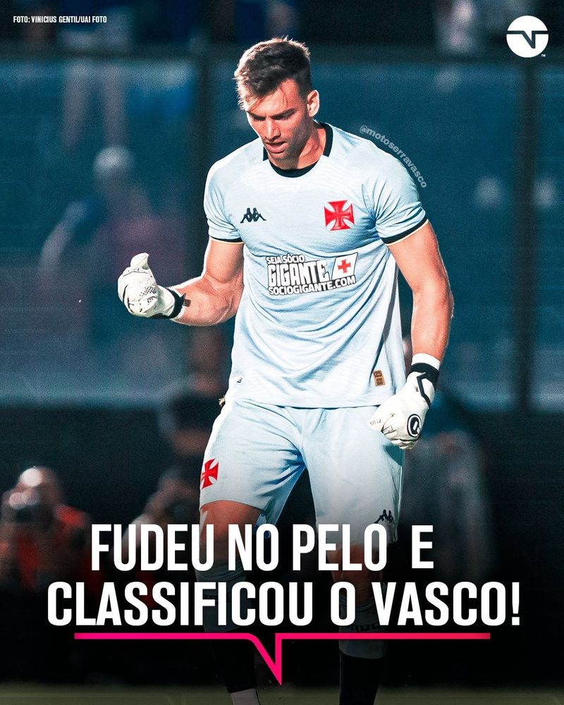 Imagem de Leo Jardim, goleiro do vasco, homem branco loiro usando uniforme branco gelo, escrito FUDEU NO PELO E CLASSIFICOU O VASCO