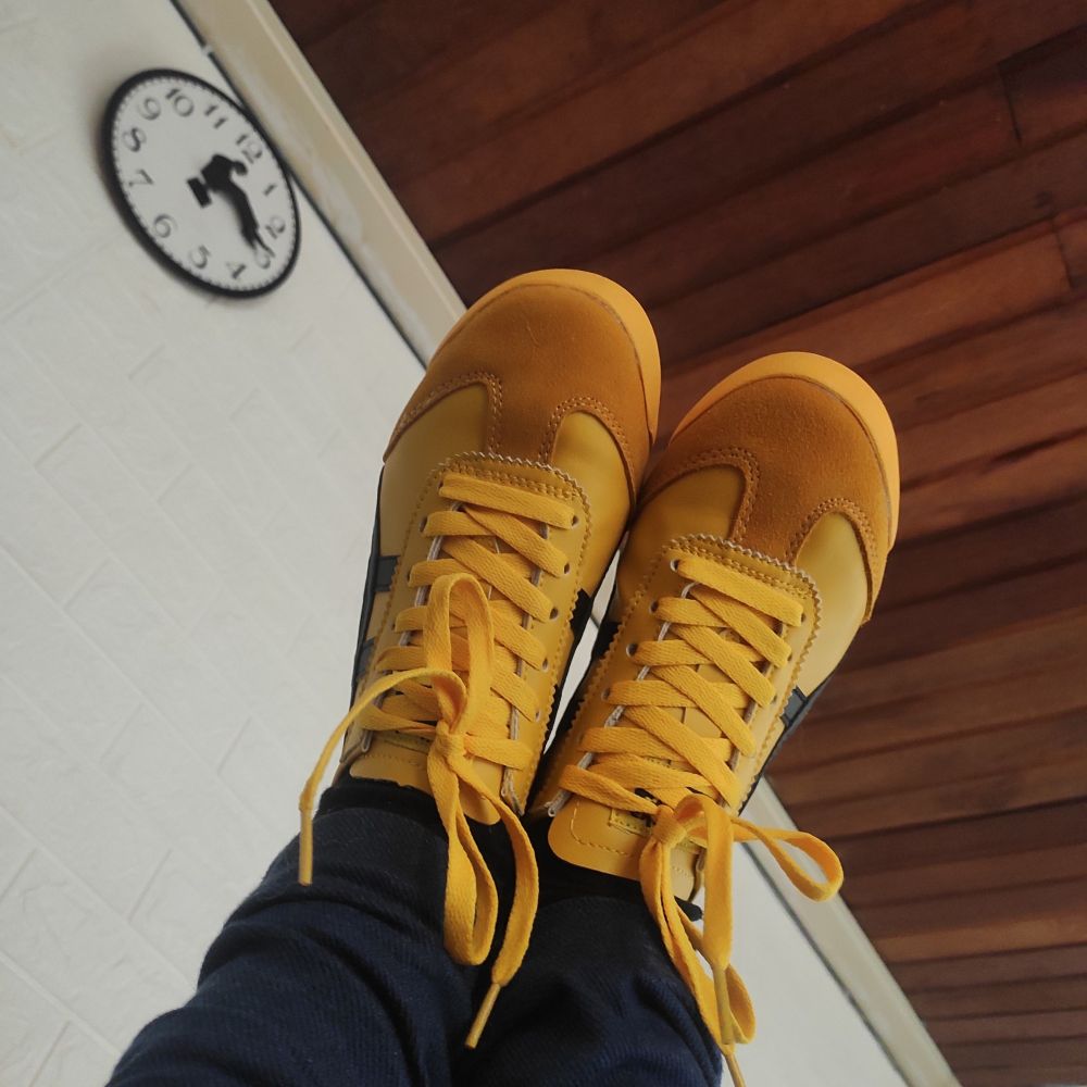 Par de pés para o ar calçando o Onitsuka Tiger 66 kill bill 