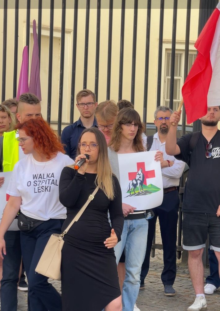 Marcelina Zawisza z mikrofonem na demonstracji