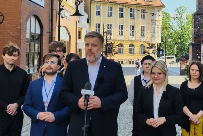 Owca, Zandberg i działacze Razem na konferencji prasowej