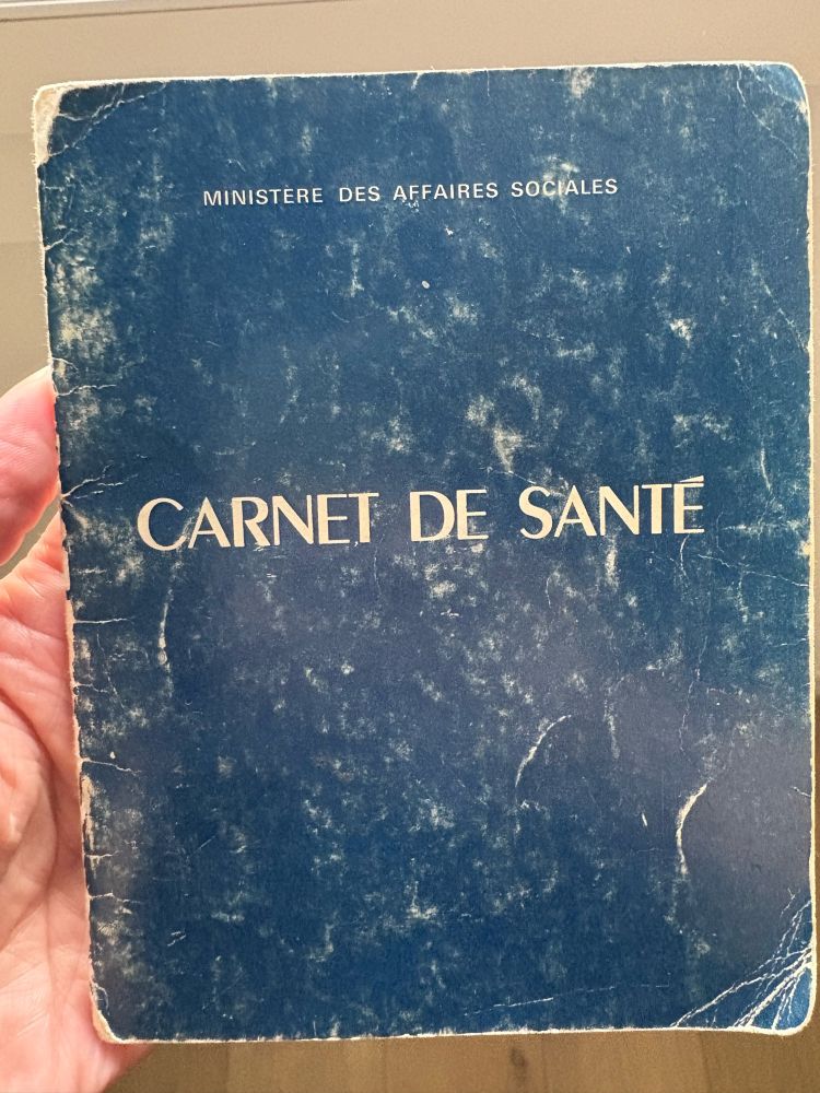 Photo de mon vieux carnet de santé prouvant que je suis une « ancienne » 😅
