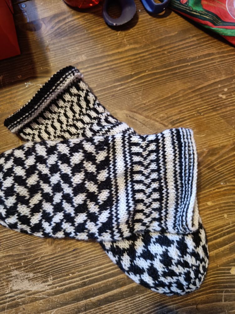 Hjemmestrikkede votter, Palestinavotter i hvit og svart.