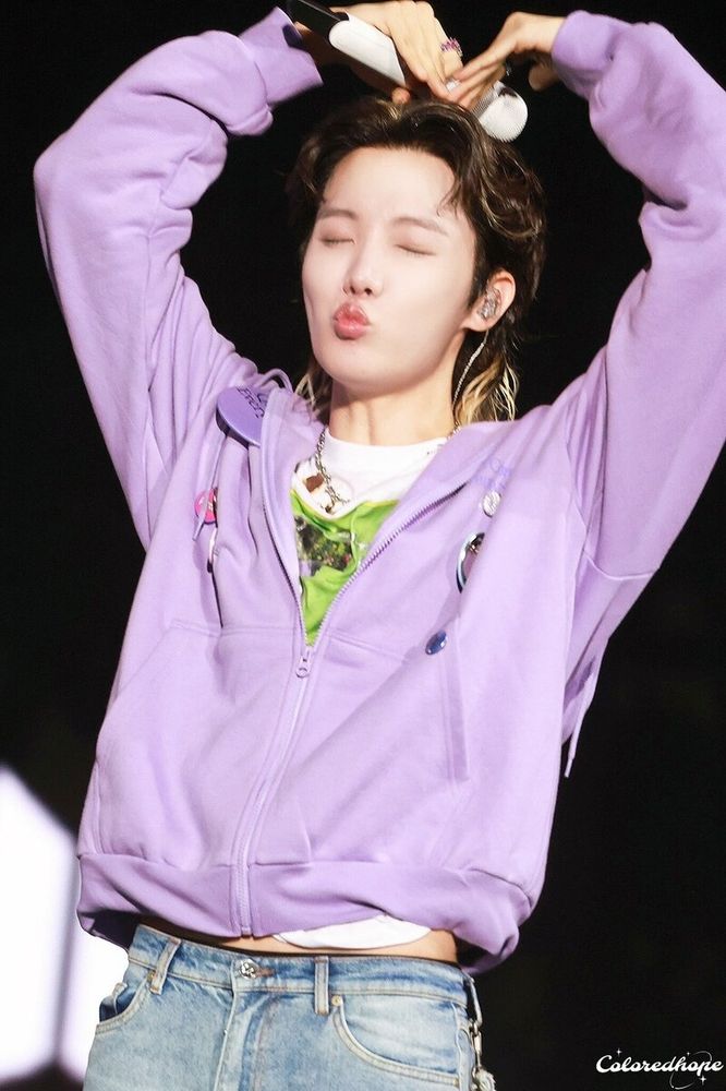 Jhope kissy face making a heart