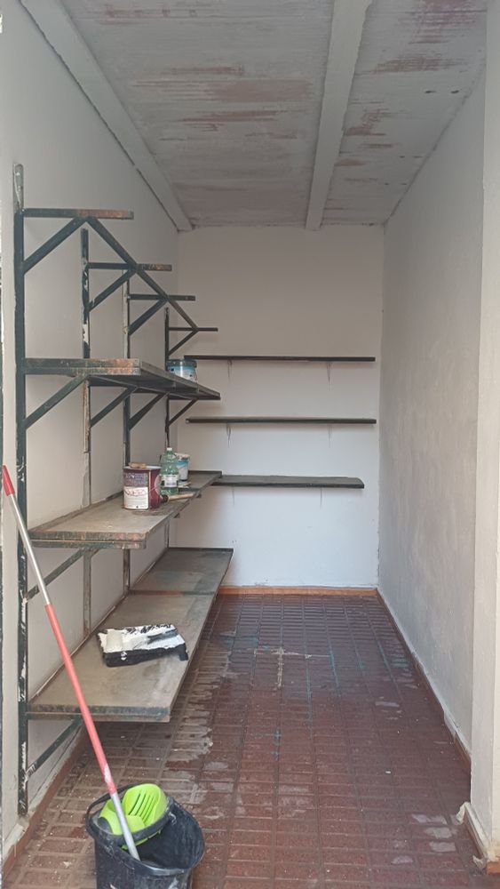 Trastero limpito y pintado de blanco.