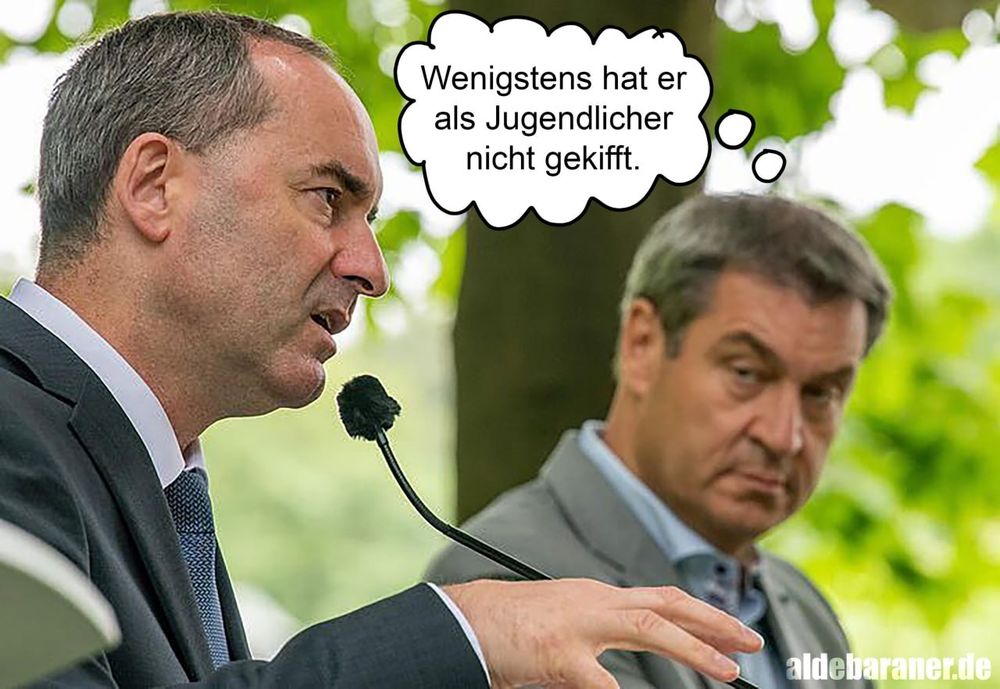 Markus Söder schaut grimmig auf Hubert Aiwanger und denkt "Wenigstens hat er als Jugendlicher nicht gekifft."