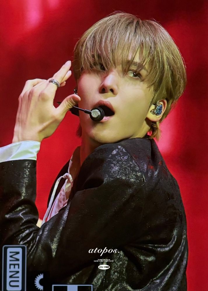 Yunho in his wetlook jacket and lace-up white shirt ensemble he has for shows. His hair is styled straight down into his eyes and it's a blond tonight. I can't identify the song choreo. He looks gorgeous. 