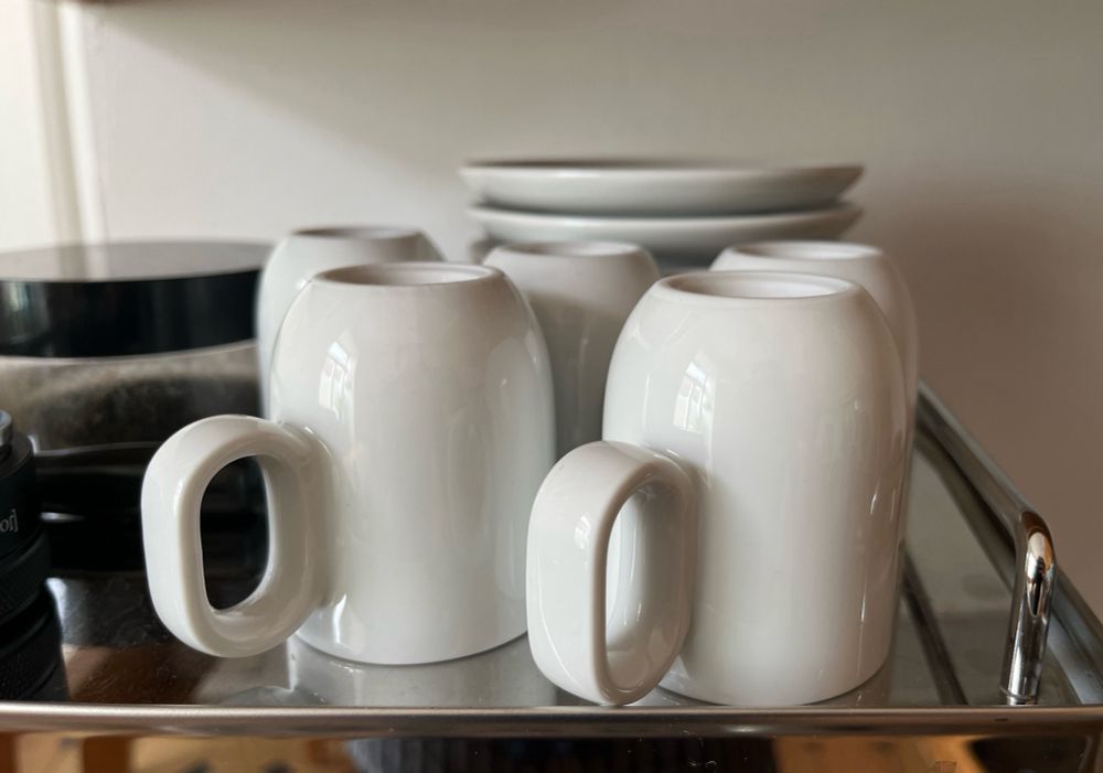 Espresso-Tassen stehen zum Vorwärmen auf der Maschine.