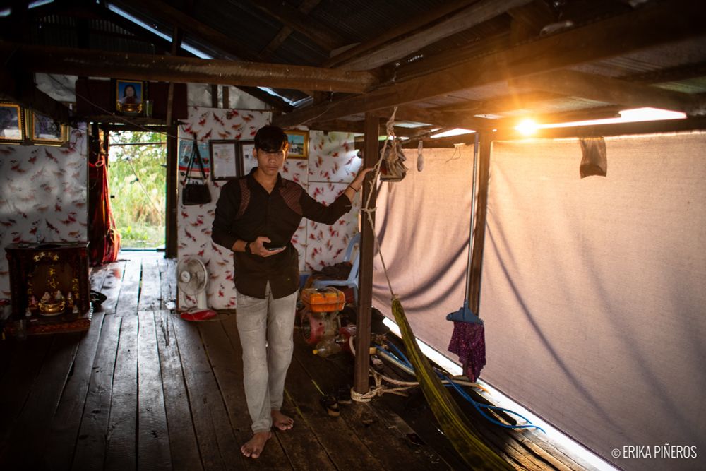 Chankoo Yeng stands in his floating home on the Tonlé Sap lake on November 17, 2025. © Erika Piñeros