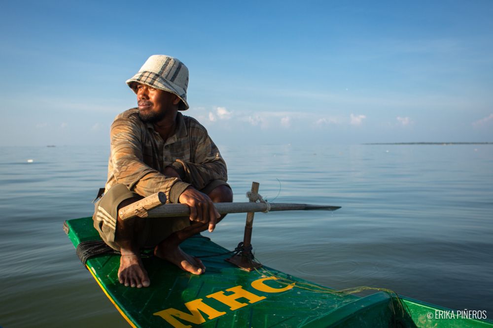 Muslim Cham, Sam Tam, 32, takes a break on his boat while fishing at the Tonle Sap lake in Kampong Thom on November 16, 2024. © Erika Piñeros
