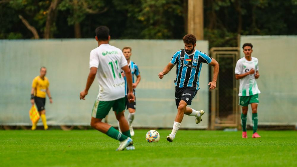 Diego Costa disputa jogo pelo Grêmio sub-20 e é expulso - Sportbuzz