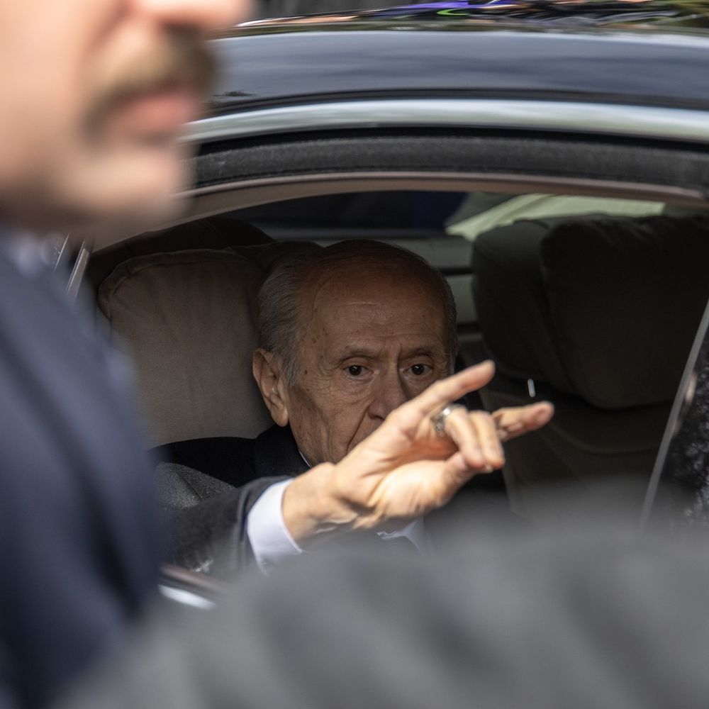 Devlet Bahçeli ölmemiş ya da ölmüş dublörüydü tartışmasında değilim. Bence sağ, dublör değil kendisiydi. Esas üzüldüğüm şu fotoğraflardaki haline bakın. 
Kendine bile yetecek gücü olmadığı belli, hala neden bu hırs, bu ısrar? 
#bahçeli #devletbahçeli #mhp #alparslantürkeş #öldü #sağ #yaşıyor #gündem