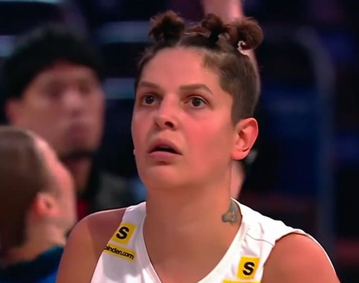 Karakurt, jogadora da seleção de volêi da Túrquia, com um penteado bem único e excentrico