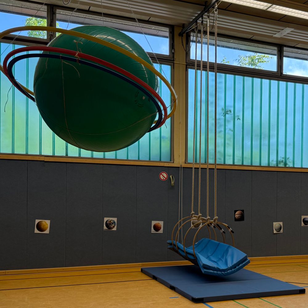 Turnhalle mit Weltraumangeboten