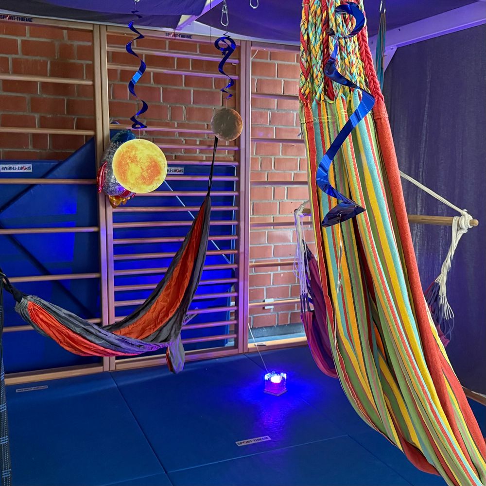 Kletterraum mit Schaukeln und Licht