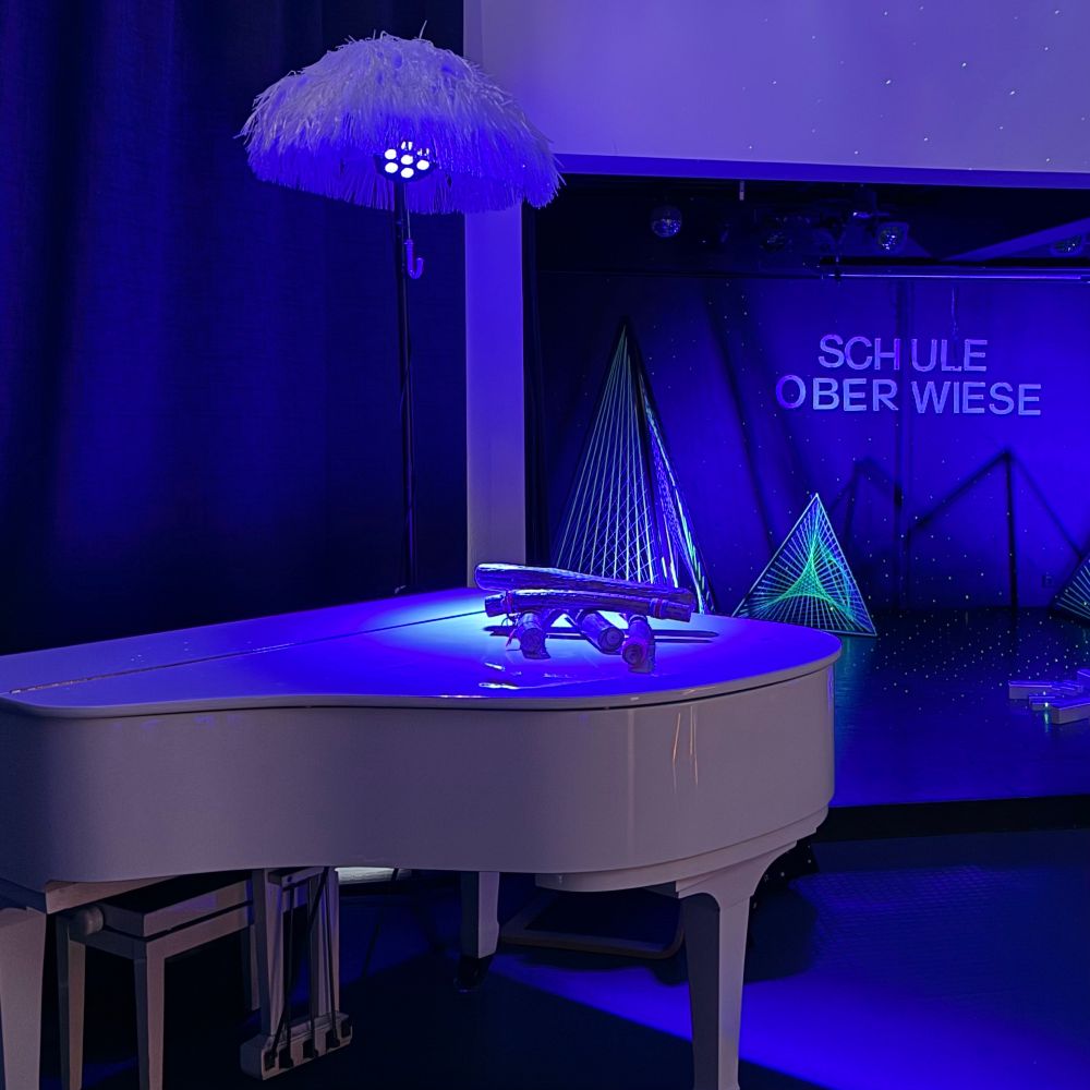 Blau beleuchtetes Klavier