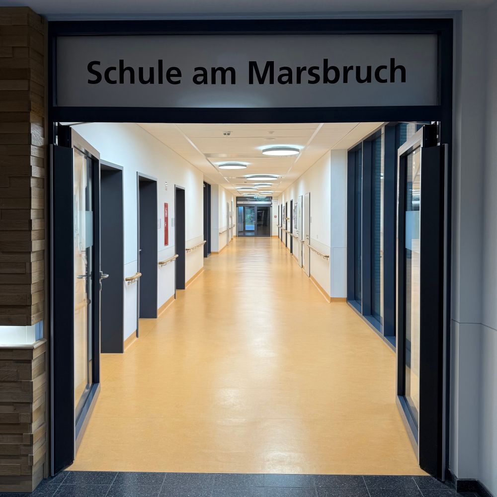 Lange Flur der Schule am Marsbruch