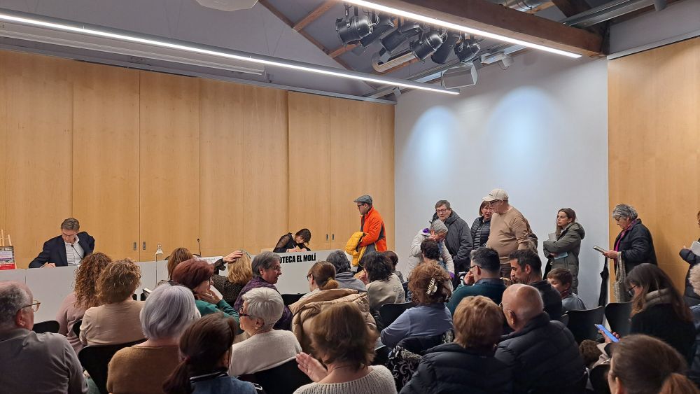 La cua per signar, abans de començar l'acte