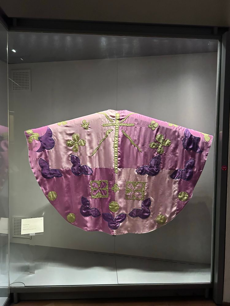 Pink-lila Priester überrobe. Ich kenne leider noch den Fachbegriff