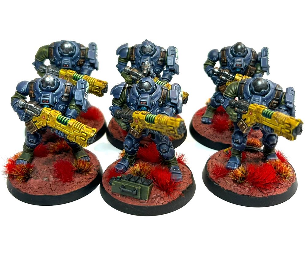 Another squad of 6 Votann Steeljacks, these are armed with long range rifles.
Painted in blue armour, forest green fabric and yellow hardware.
