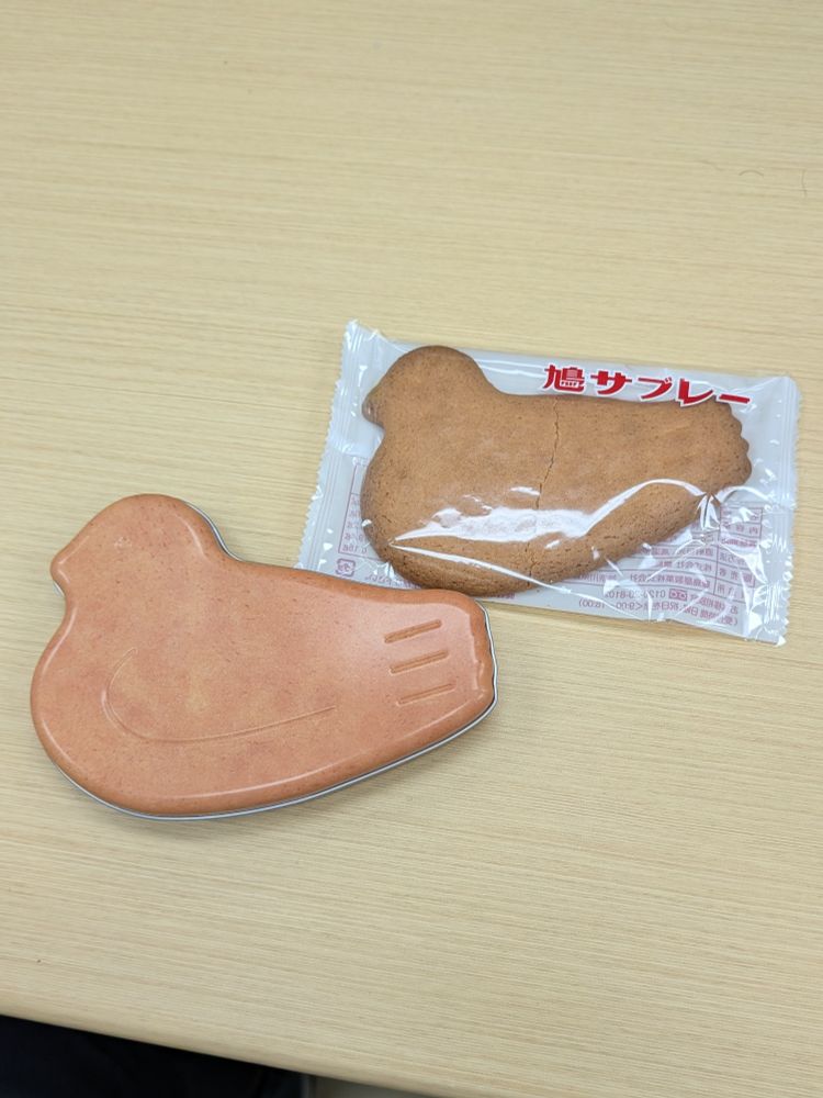 サブレーのような色と模様の鳩サブレー缶と鳩サブレー
