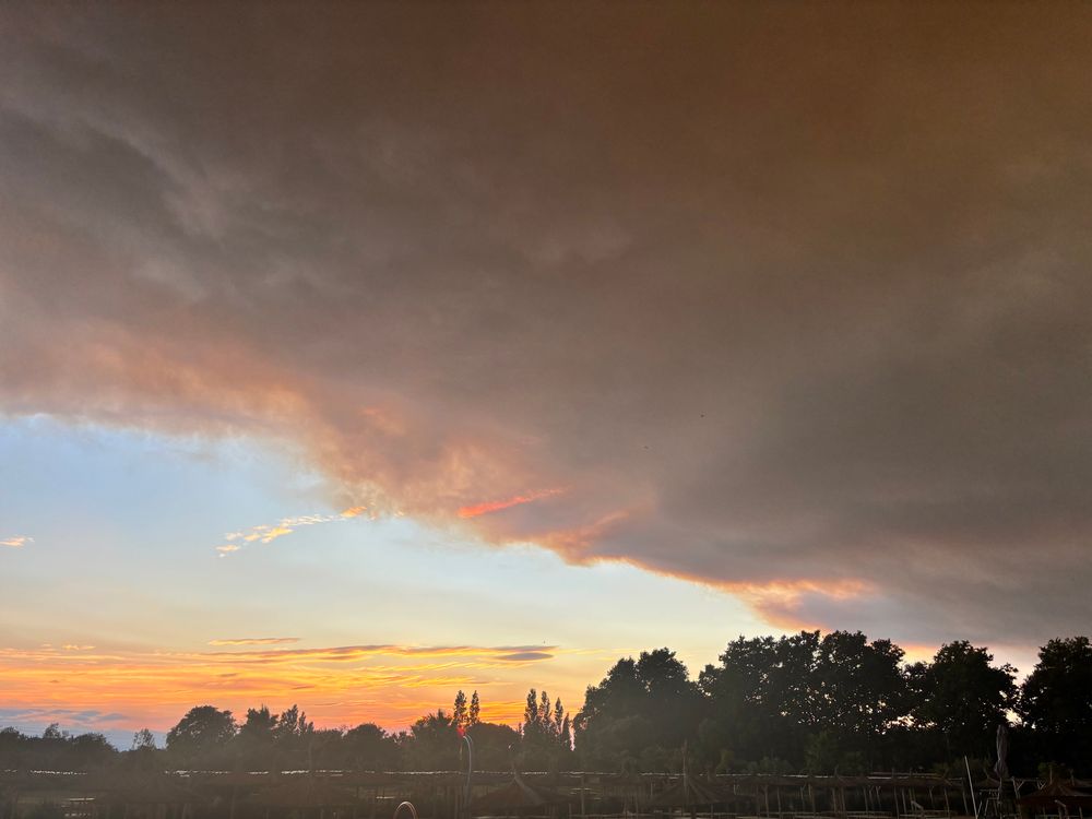 Le ciel sous un nuage de fumée 
