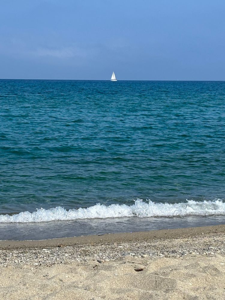 La mer. Au loin un voilier 