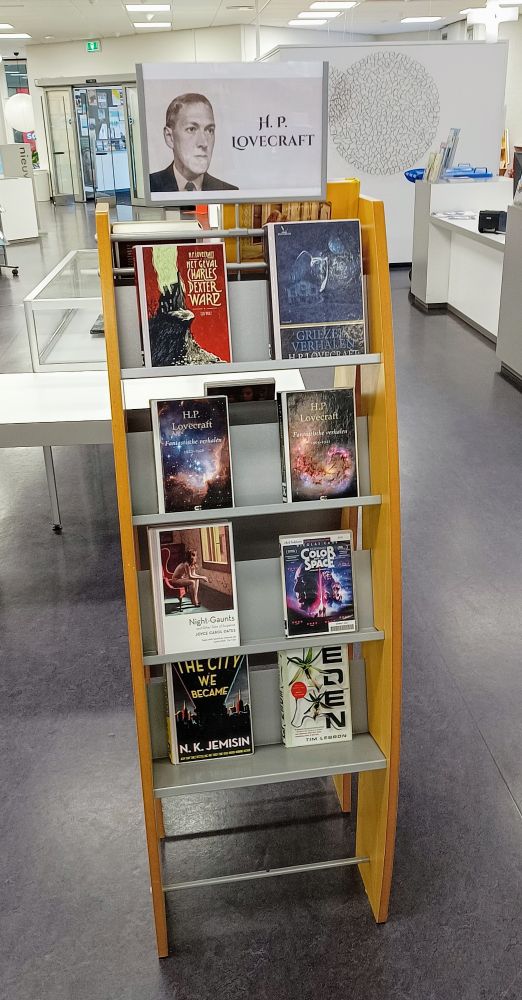 Library display featuring HP Lovecraft and related authors (in dutch)