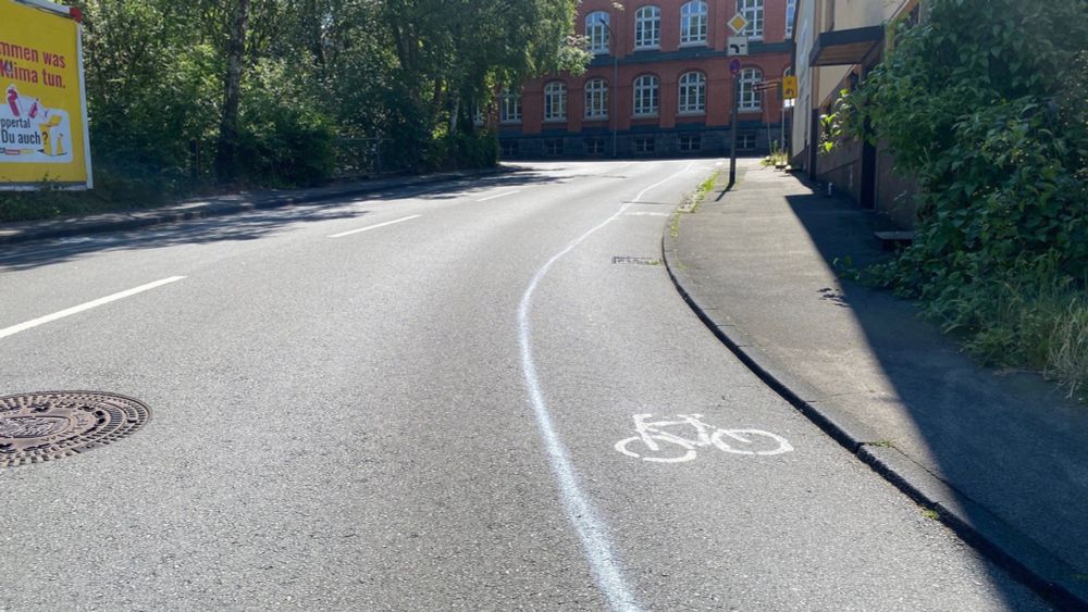 Unbekannte Wuppertaler sprühen sich selbst einen Fahrradstreifen